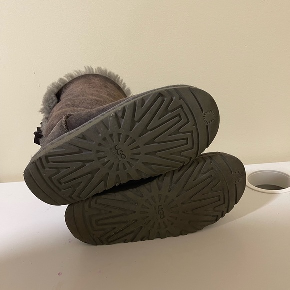 Uggs Bailey Bow gray size 3 big kids - Picture 3 of 8